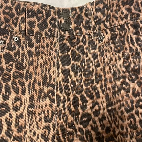 Reiterate Brown Leopard Print Wide-Leg Jeans
Size Small - Picture 3 of 9
